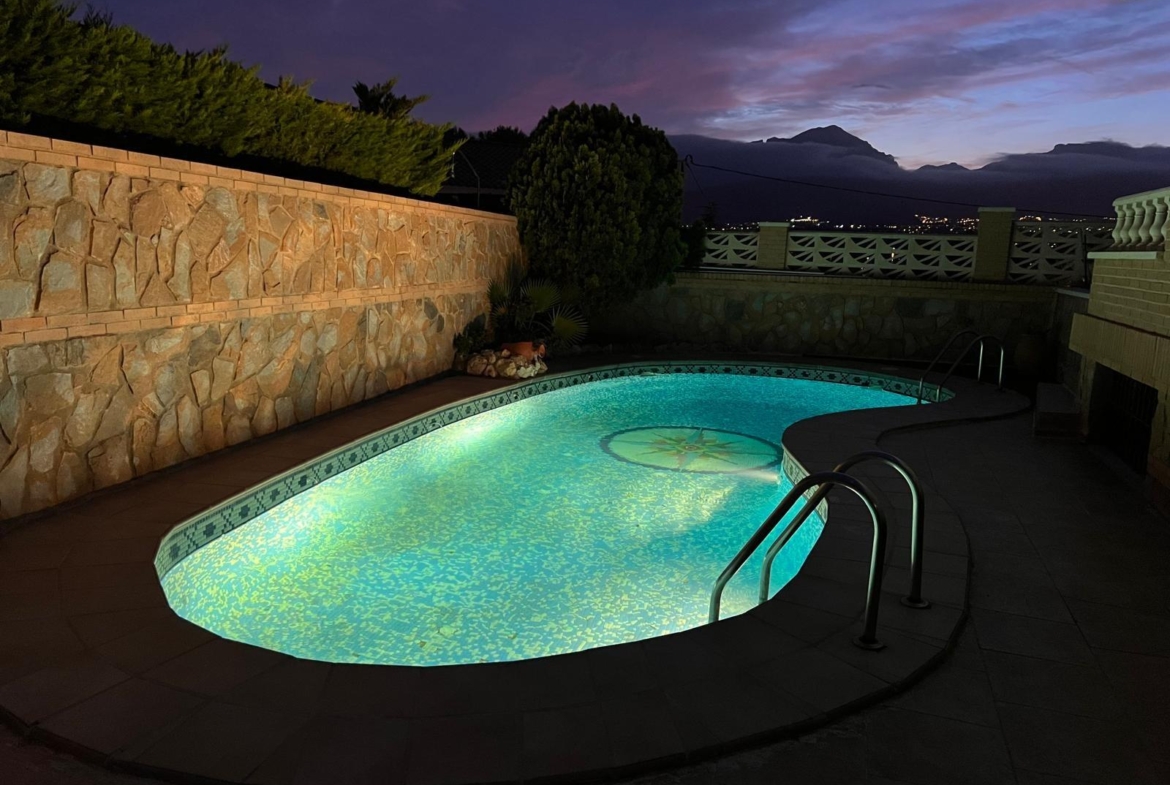 Villa with a pool and views of the mountains and Benidorm in the Rincón de Loix area