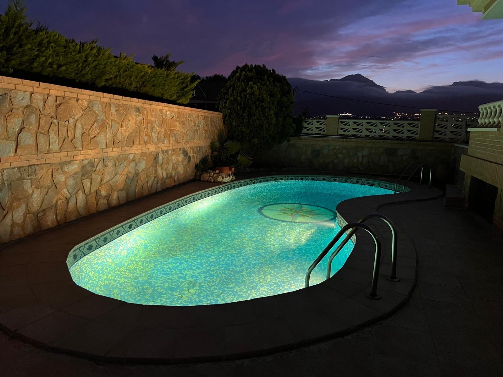 Villa with a pool and views of the mountains and Benidorm in the Rincón de Loix area