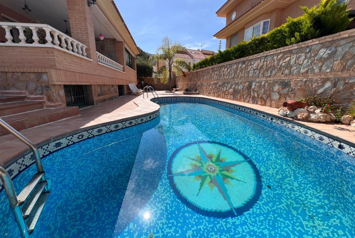 Villa with a pool and views of the mountains and Benidorm in the Rincón de Loix area