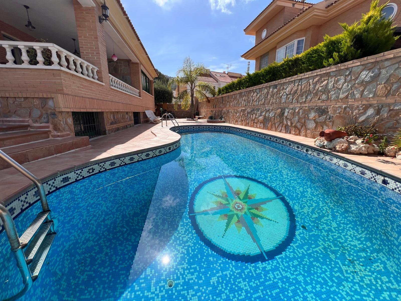 Villa with a pool and views of the mountains and Benidorm in the Rincón de Loix area