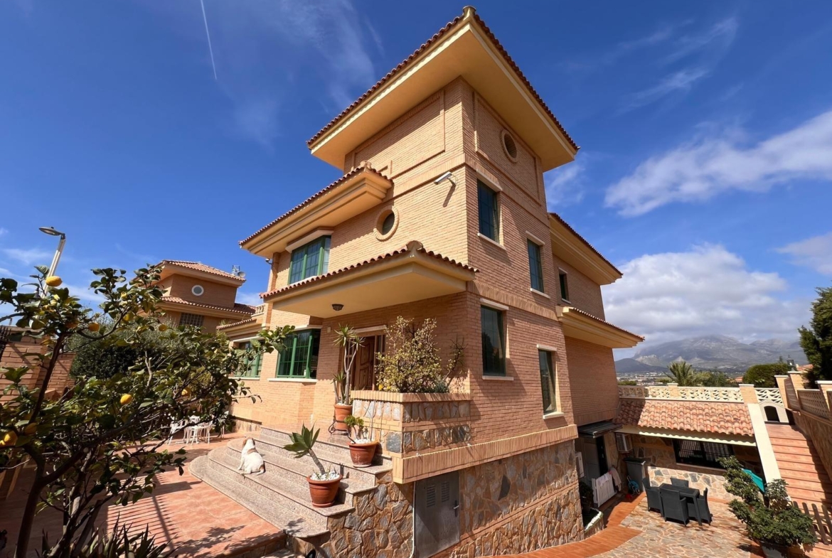 Villa with a pool and views of the mountains and Benidorm in the Rincón de Loix area