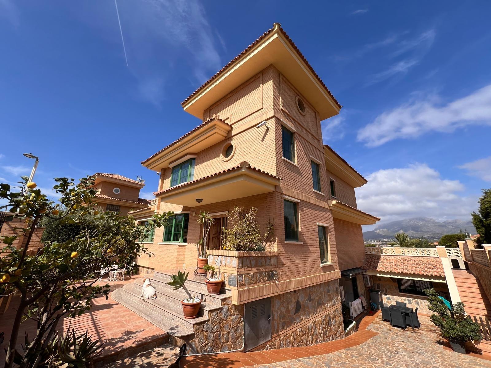Villa with a pool and views of the mountains and Benidorm in the Rincón de Loix area