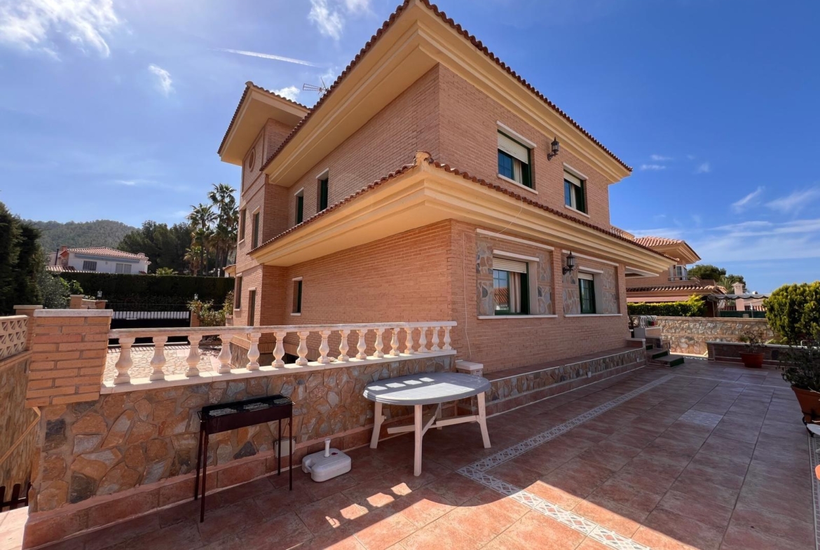Villa with a pool and views of the mountains and Benidorm in the Rincón de Loix area