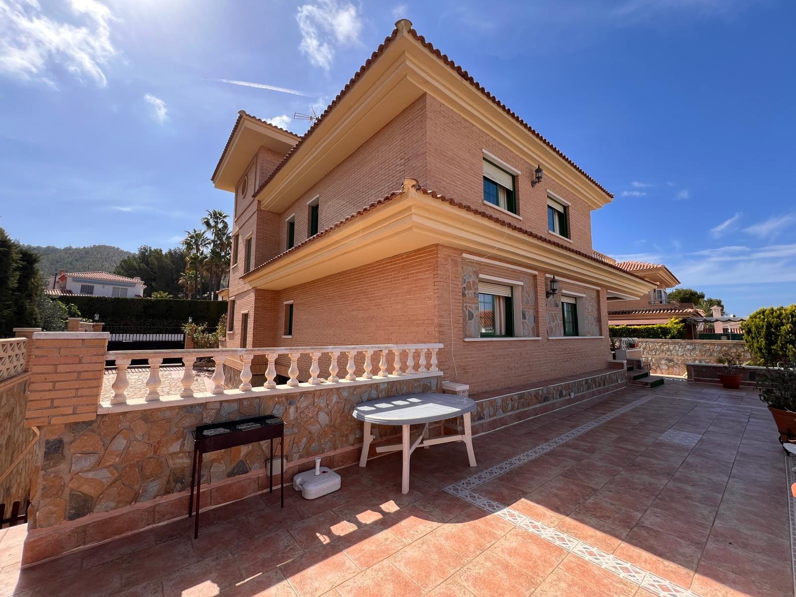 Villa with a pool and views of the mountains and Benidorm in the Rincón de Loix area