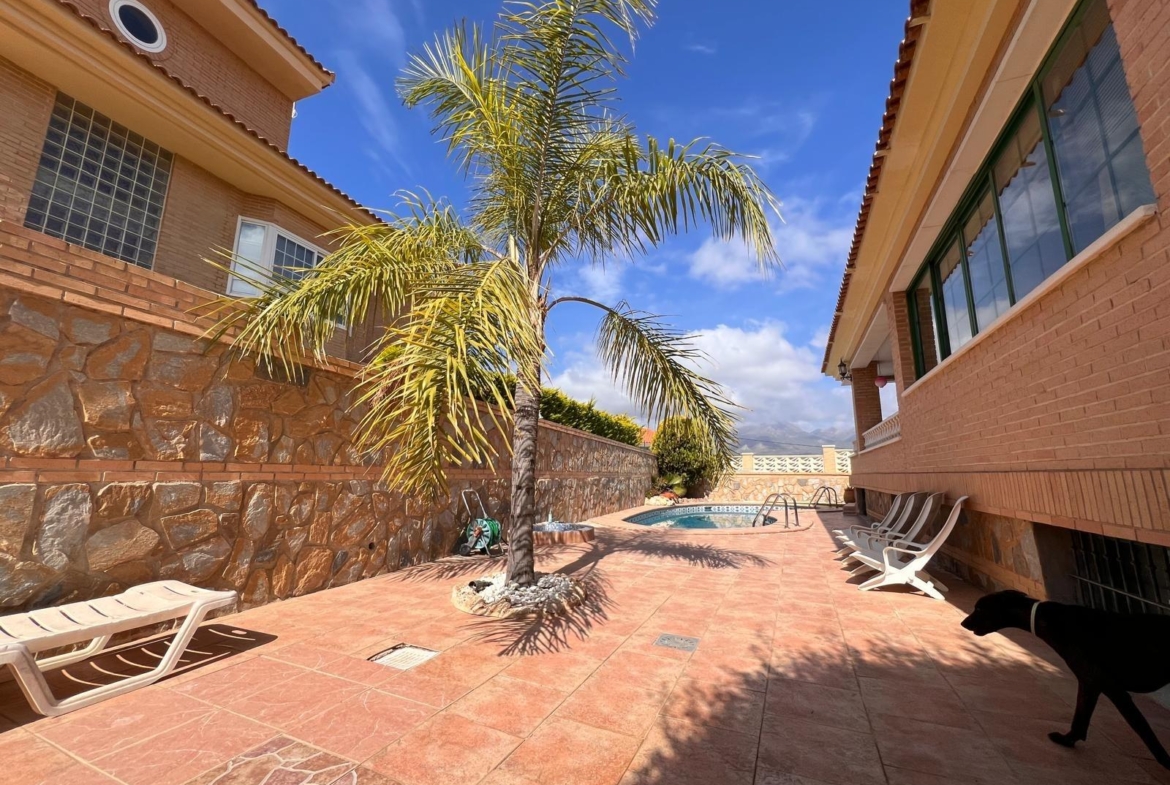 Villa with a pool and views of the mountains and Benidorm in the Rincón de Loix area
