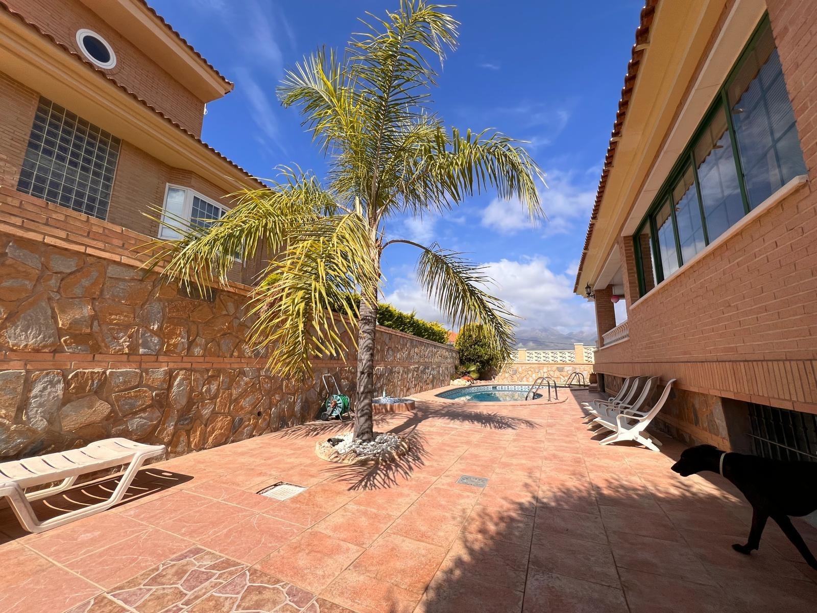Villa with a pool and views of the mountains and Benidorm in the Rincón de Loix area