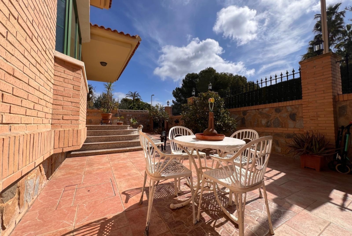 Villa with a pool and views of the mountains and Benidorm in the Rincón de Loix area