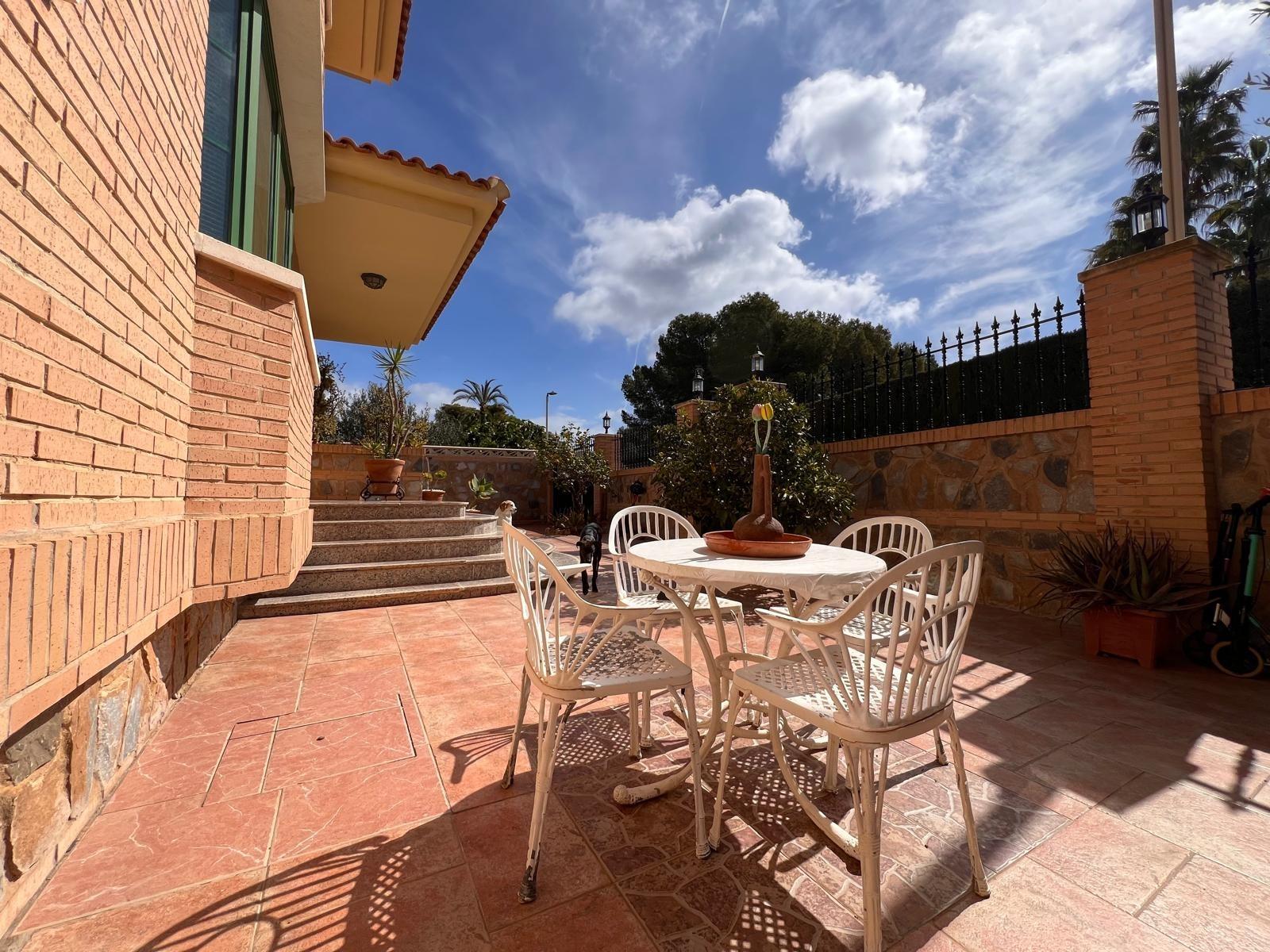 Villa with a pool and views of the mountains and Benidorm in the Rincón de Loix area
