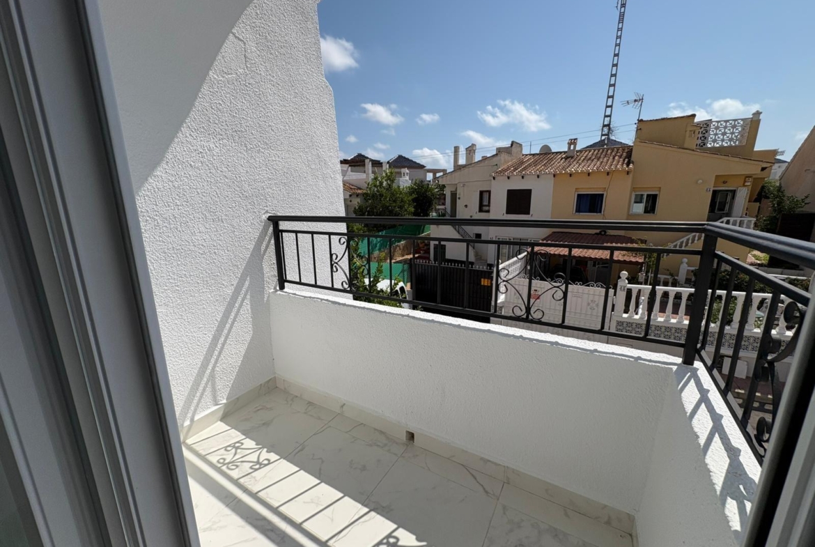 Your new home awaits! 🏡✨ RENOVATED TOWNHOUSE 3 BED 2 BATHS 2 TERRACES WITH COMMUNITY POOL