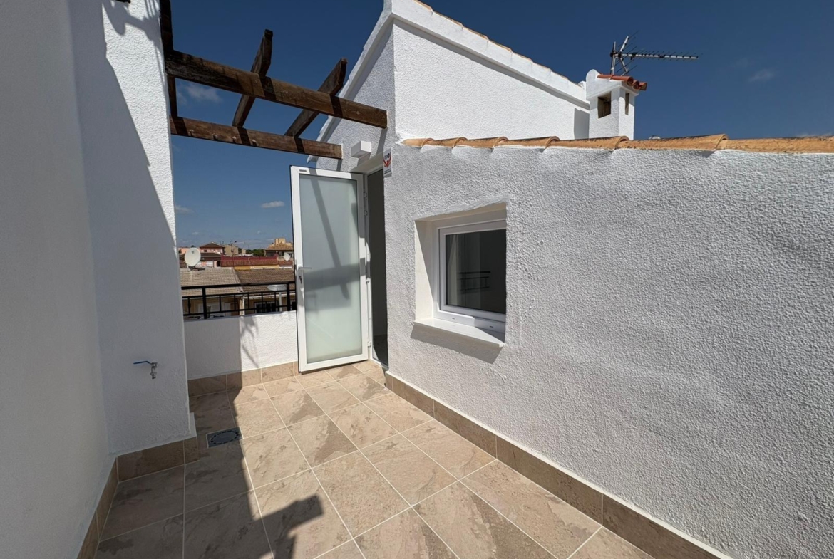 Your new home awaits! 🏡✨ RENOVATED TOWNHOUSE 3 BED 2 BATHS 2 TERRACES WITH COMMUNITY POOL