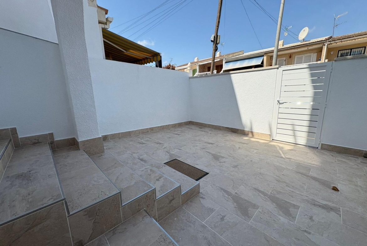 Your new home awaits! 🏡✨ RENOVATED TOWNHOUSE 3 BED 2 BATHS 2 TERRACES WITH COMMUNITY POOL