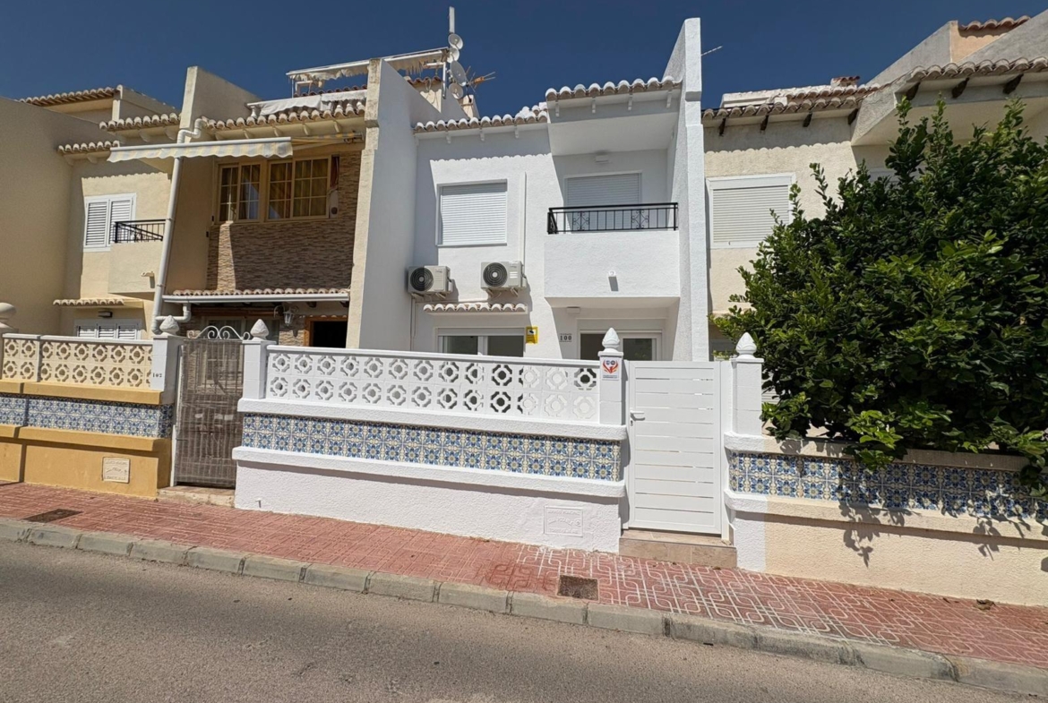 Your new home awaits! 🏡✨ RENOVATED TOWNHOUSE 3 BED 2 BATHS 2 TERRACES WITH COMMUNITY POOL
