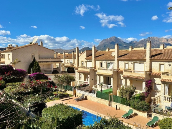 Beautiful townhouse in Albir with garden 15 minutes walk from the beach!
