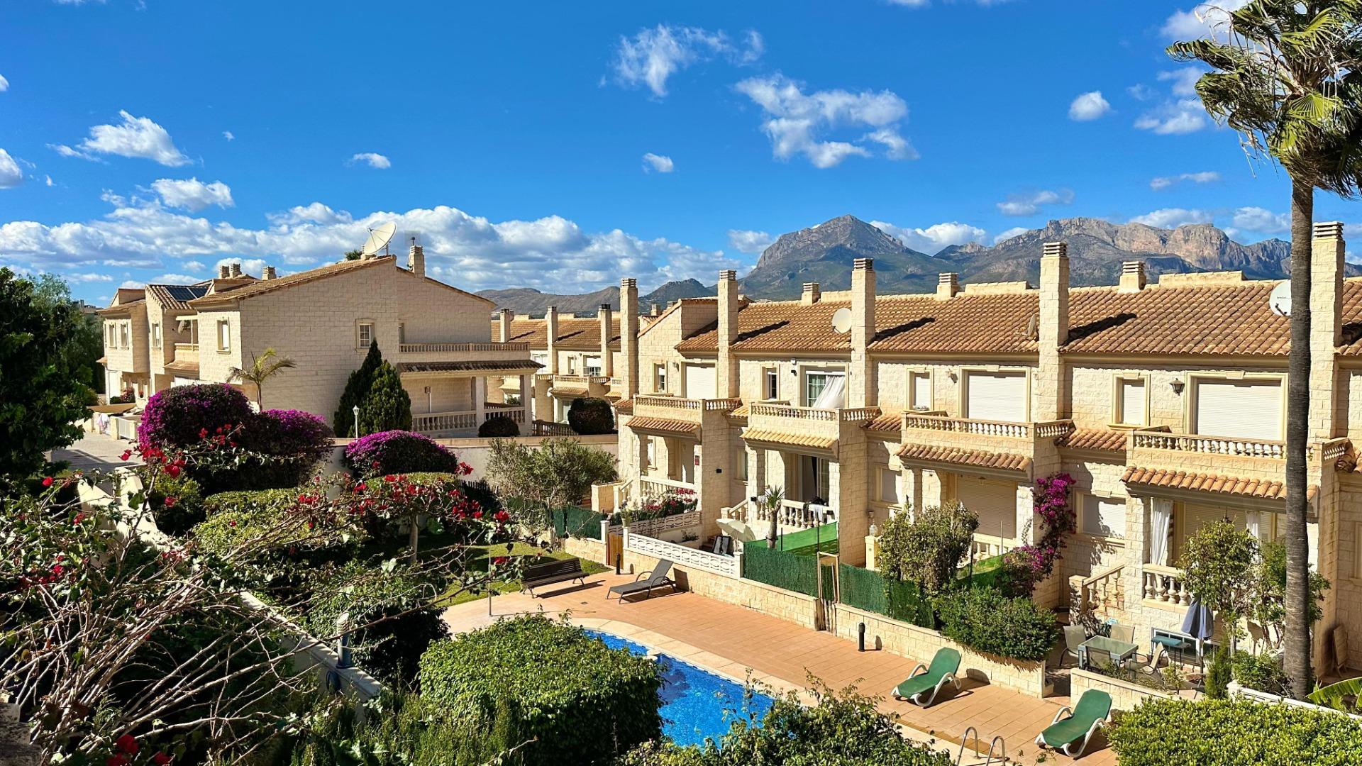 Prachtig herenhuis in Albir met tuin 15 minuten lopen van het strand!