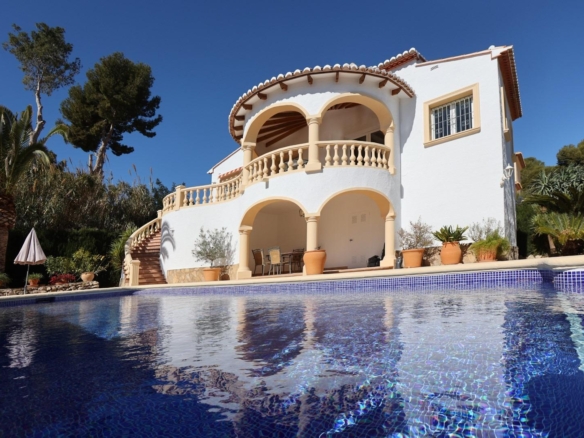Mediterranean style villa with pool and close to the sea