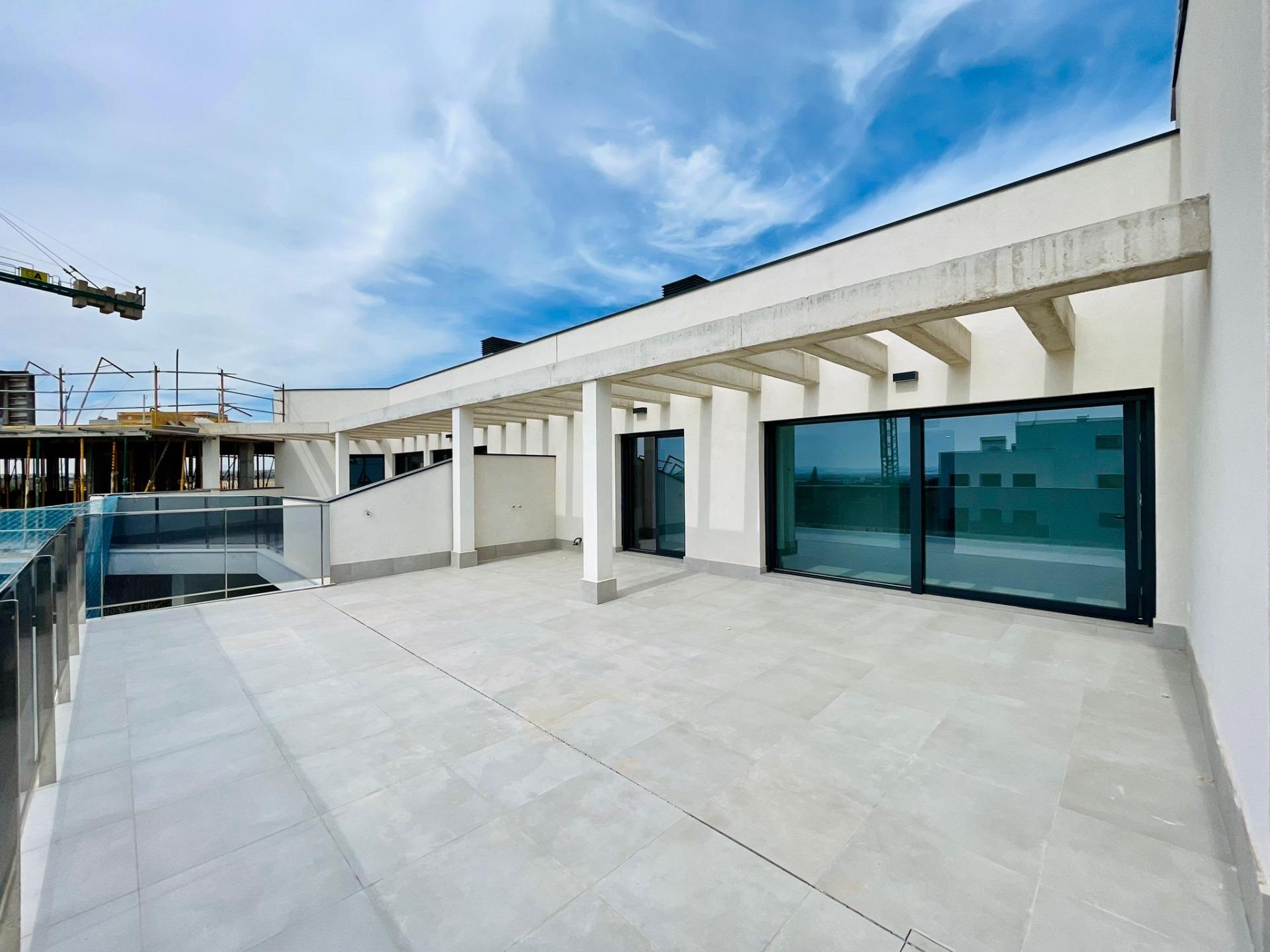 Klaar! Esplendido ático a estrenar en Sea Gardens con panorámica vista al mar !