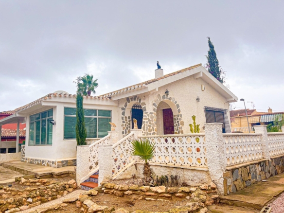 VILLA EN LOS BALCONES CON 1000 M2 DE PARCELA. 3 DORM. 2 BAÑOS. GARAJE PRIVADO DE 36 M2.