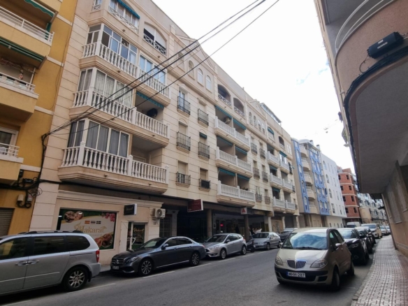 Estudio totalmente reformado a 50 metros de la playa de los Locos !