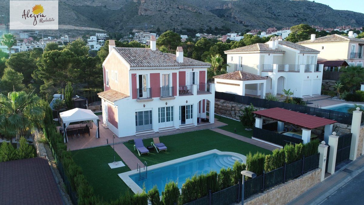 EXCELLENT VILLA IN SIERRA CORTINA FOR SALE