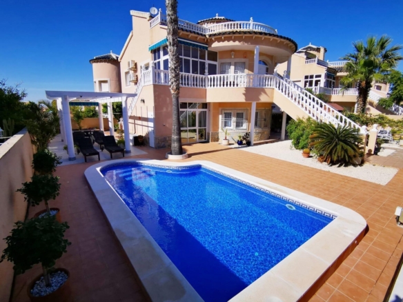 Spacious Chalet in La Florida, Orihuela Costa – Ideal for Enjoying the Sun and the Beach