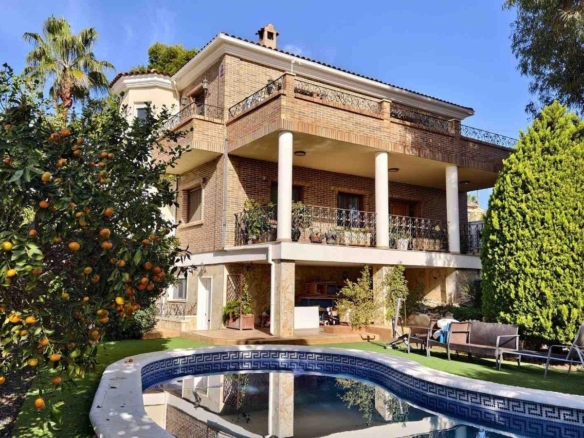 VILLA EN CIUDAD QUESADA. 5 DORM. 4 BAÑOS. CON PISCINA PRIVADA. PARCELA 850M2. CASA 364 M2.