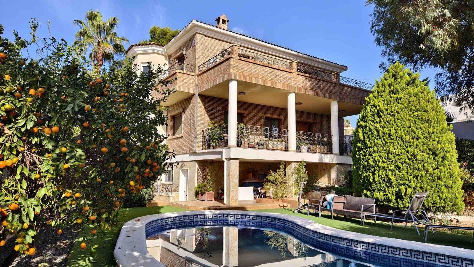 VILLA EN CIUDQUESADA. CON PISCINA PRIVADA. PARCELA 850M2. CASA 364 M2.