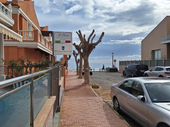 Espectacular adosado al lado de la preciosa playa de la Mata con 3 dormitorios 2 baños Garaje