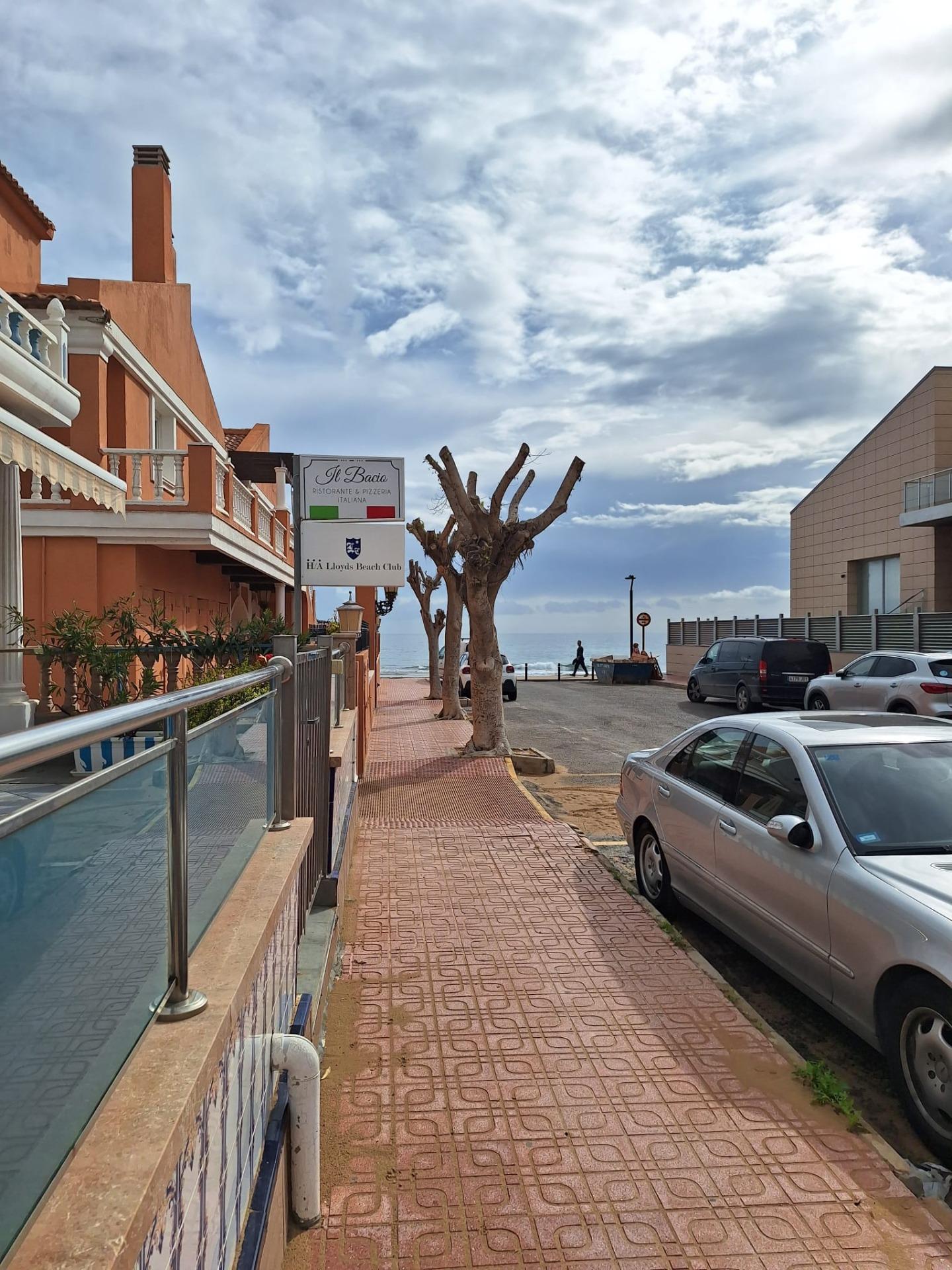 Espectacular adosado al lado de la preciosa playa de la Mata con 3 dormitorios 2 baños Garaje