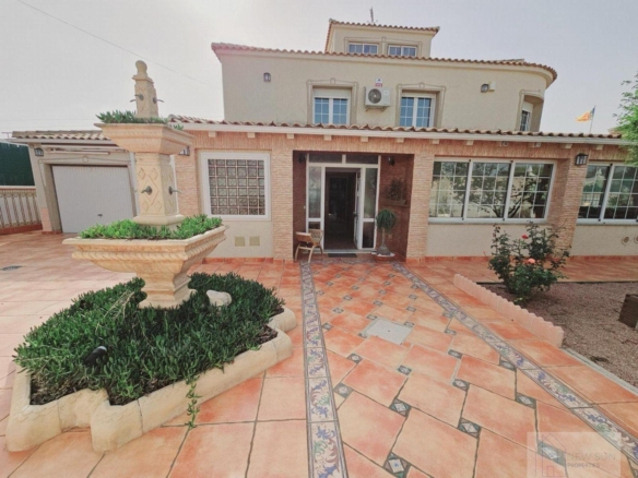 VILLA EN LA SIESTA CON 800 METROS DE PARCELA. 5 DORM. 4 BAÑOS. PISCINA PRIVADA. 330 M2 DE CASA.