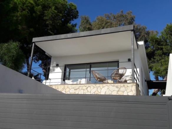 OCASIÓN CHALET INDEPENDIENTE CON VISTAS AL MAR LICENCIA TURÍSTICA EN LA COVETA