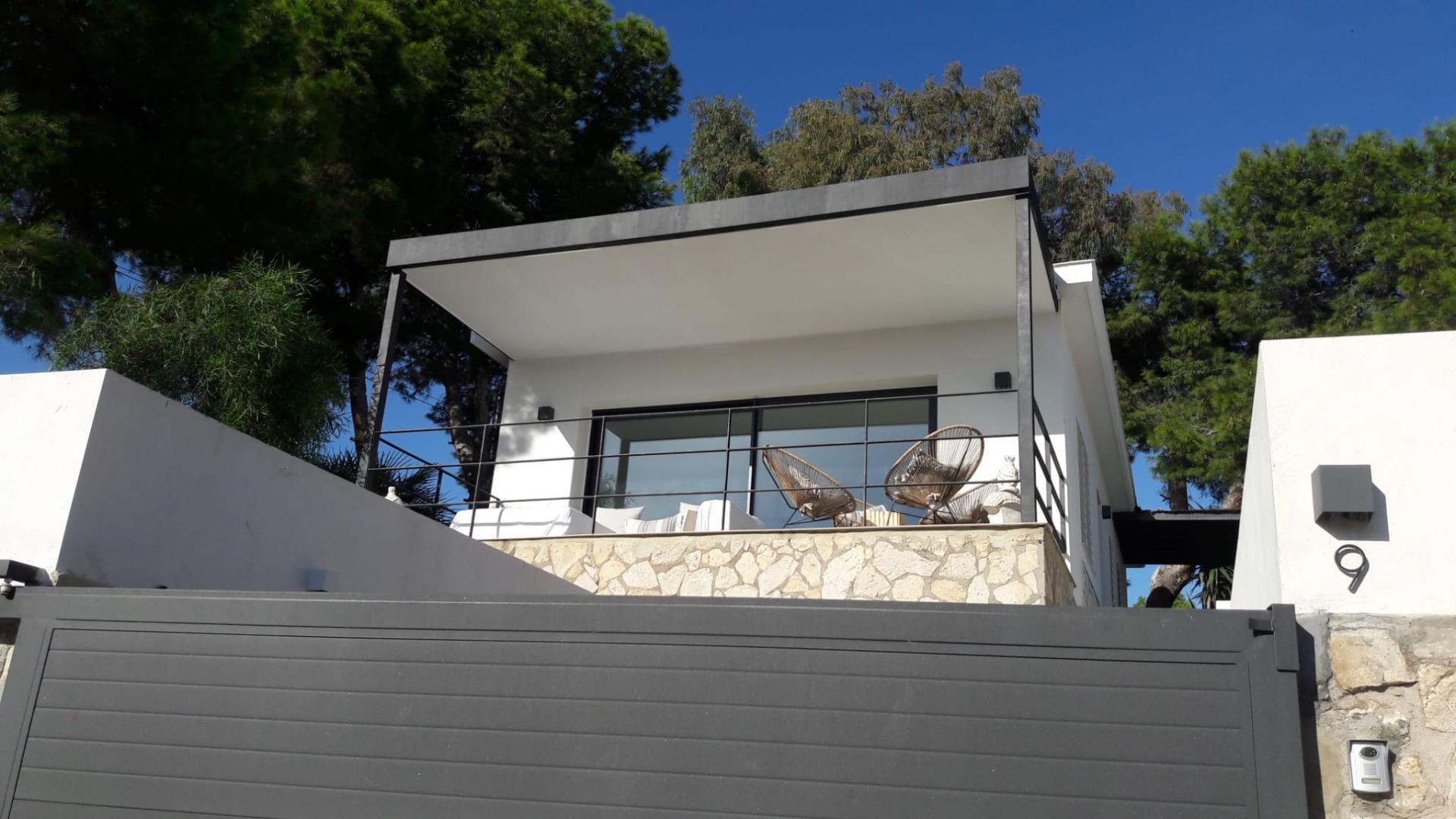 OCASIÓN CHALET INDEPENDIENTE CON VISTAS AL MAR LICENCIA TURÍSTICA EN LA COVETA