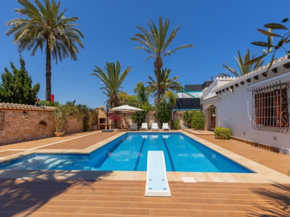 VILLA CON PISCINA PRIVADA EN PUNTA PRIMA CON PARCELA 540 M2. 4 DORM. 2 BAÑOS. 168 M2 DE CASA.