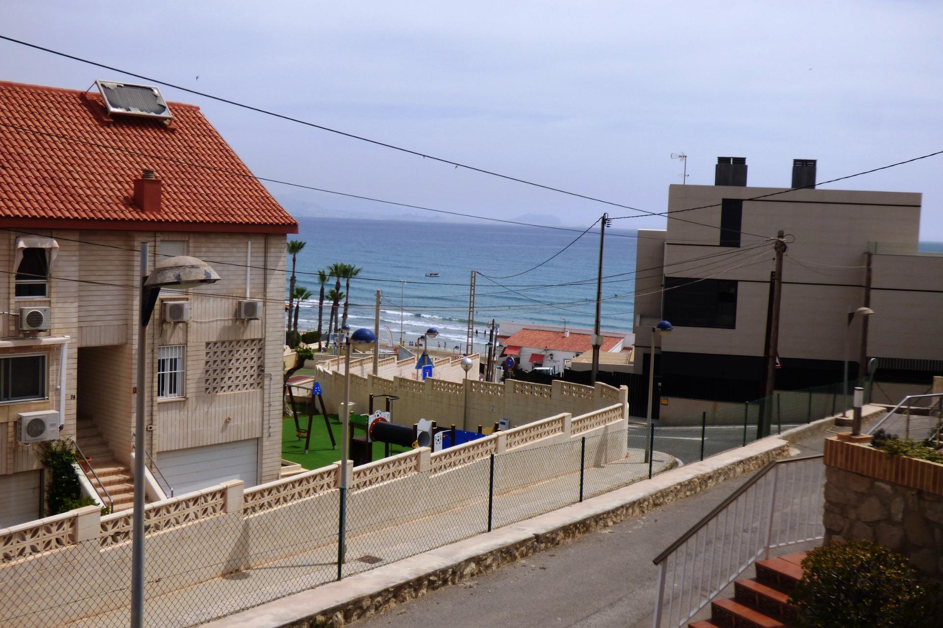Chalet Adosado con Estilo Único a Pocos Pasos de la Playa de San Juan
