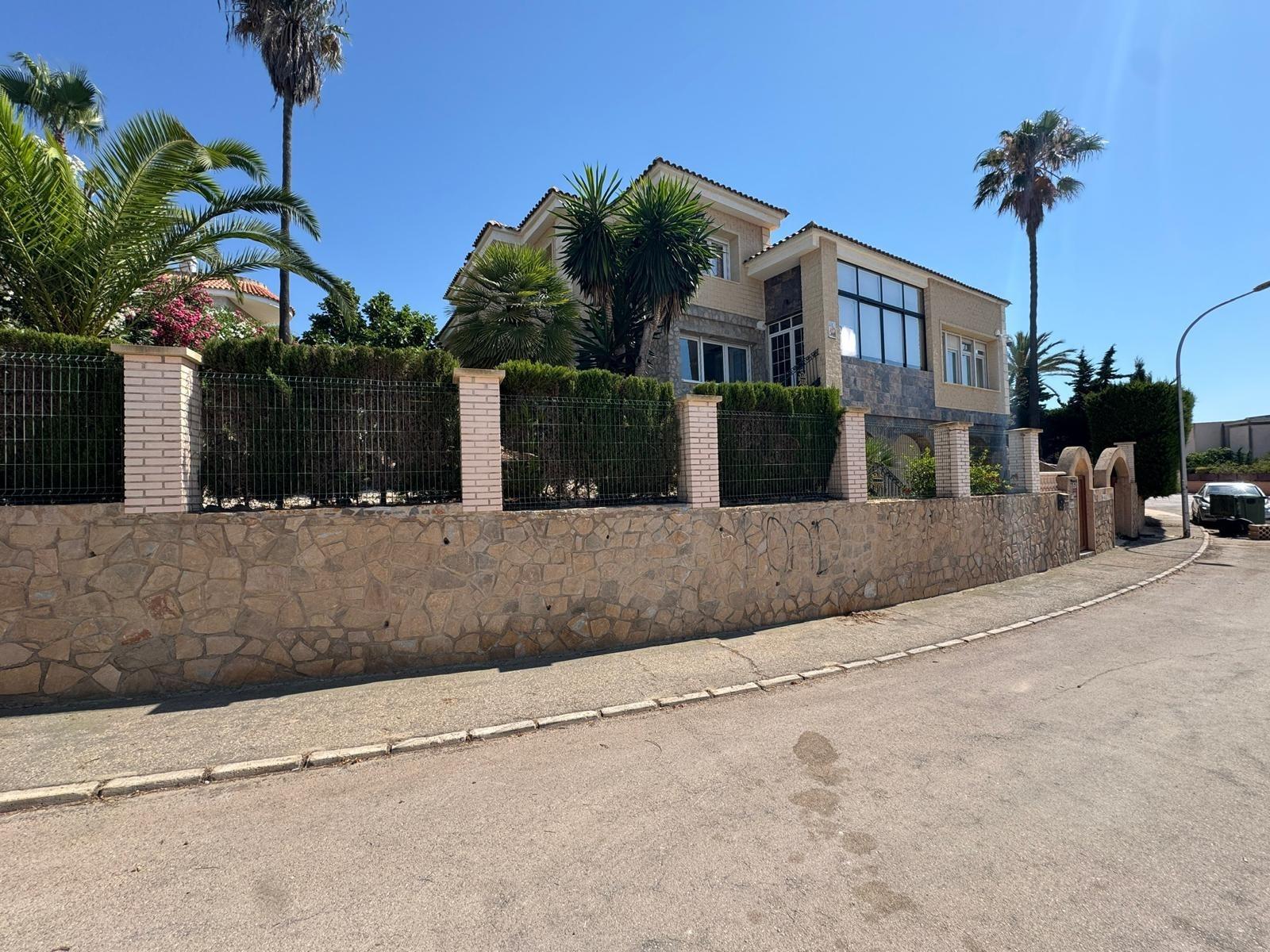 2-1-285 VILLA DE LIJO EN CAMPOAMOR CON 639 M2 DE CASA. PARCELA 800 M2. PISCINA PROPIA. 5 DORM. 4 BAÑOS. PLAYA A 650 METROS.