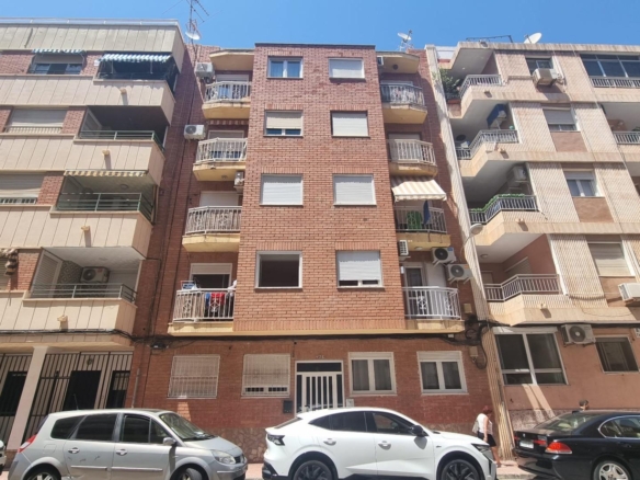 REFORMADO APARTAMENTO A 50 METROS DE PLAYA DE 3 DORMITORIOS 3 BAÑOS DIVIDIDO A 3 ESTUDIOS COMPLETOS PARA ALQUILAR. 105 M2 TOTAL.