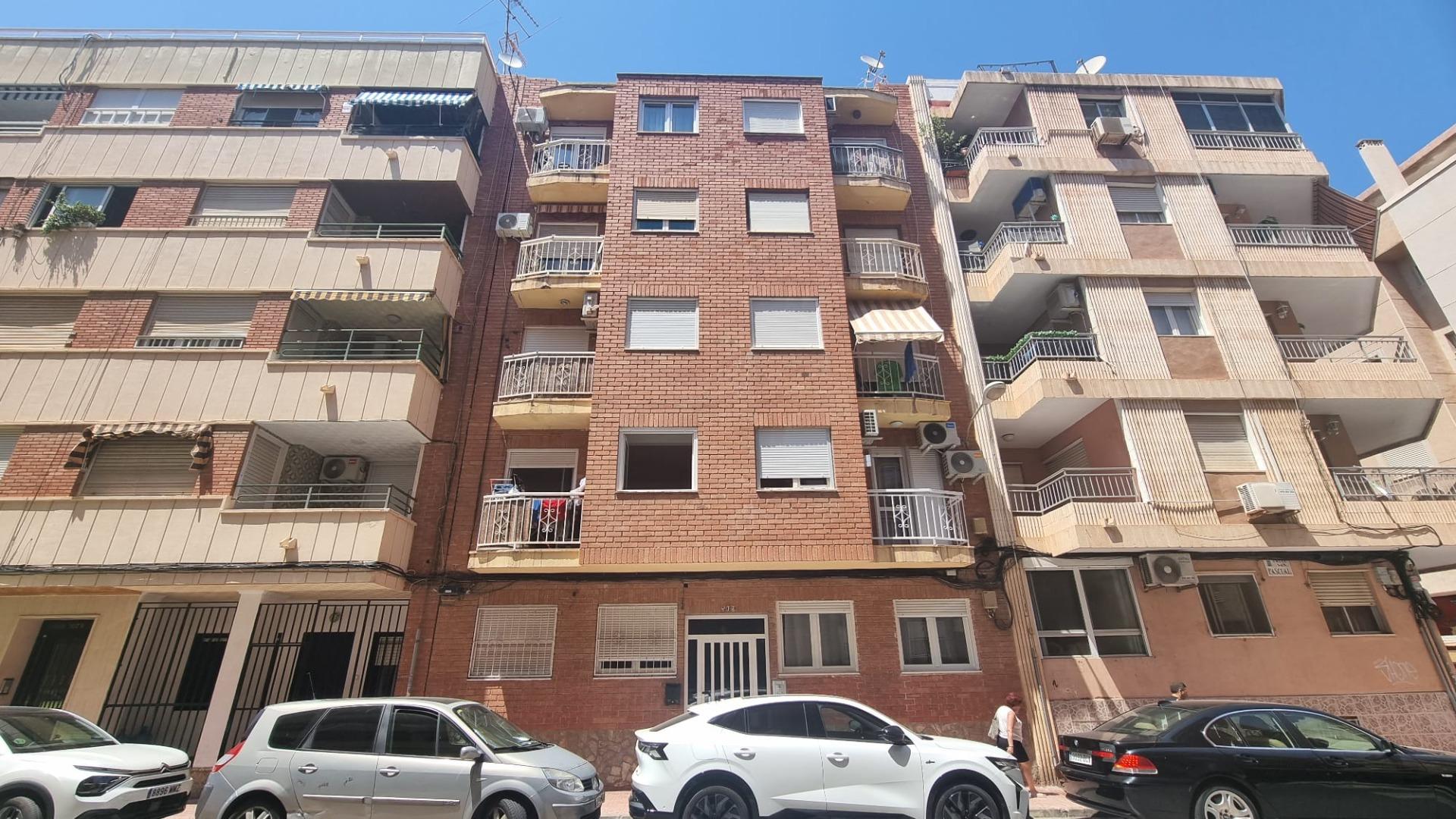 REFORMADO APARTAMENTO A 50 METROS DE PLAYA DE 3 DORMITORIOS 3 BAÑOS DIVIDIDO A 3 ESTUDIOS COMPLETOS PARA ALQUILAR. 105 M2 TOTAL.