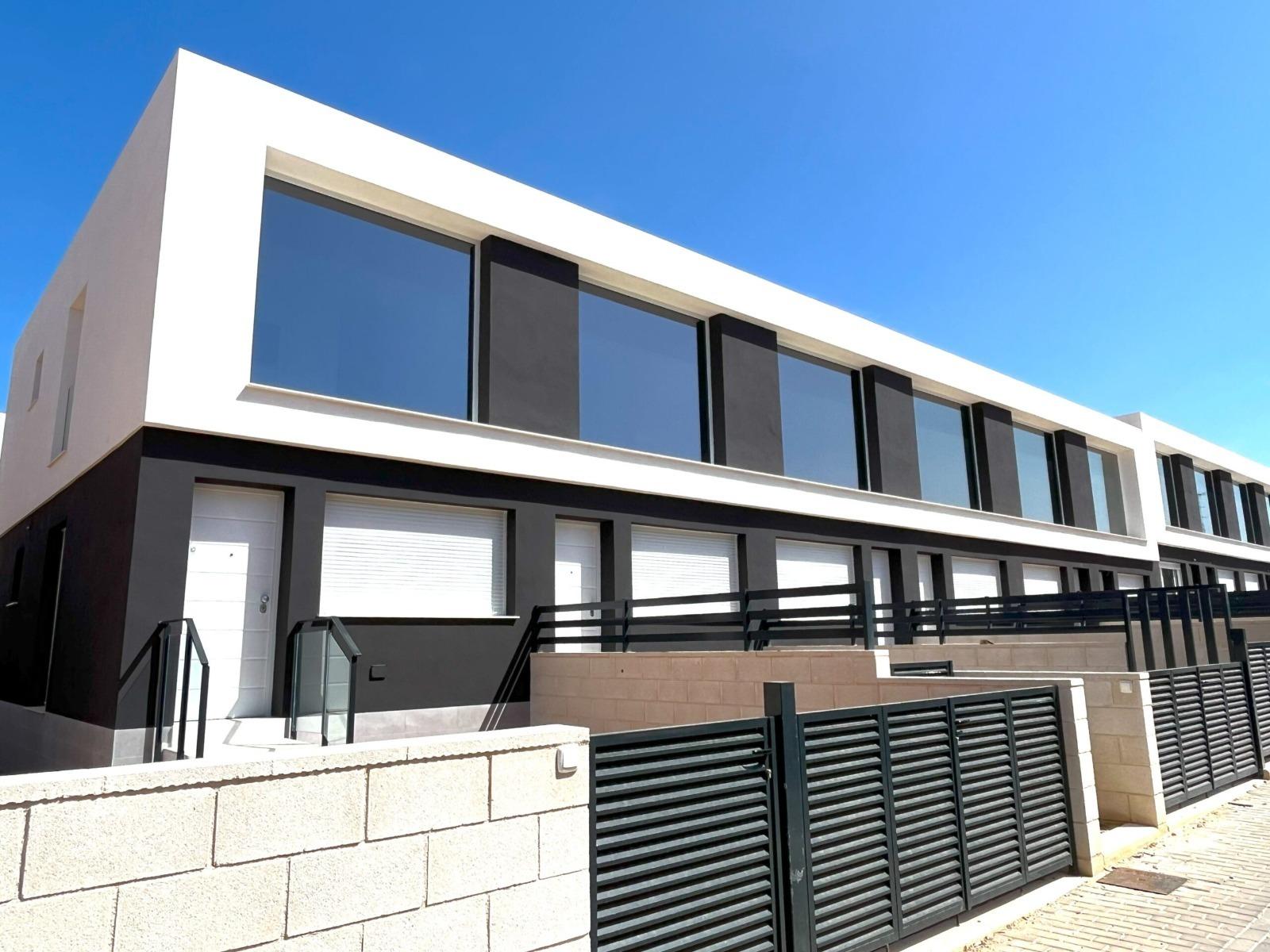 NEW WORK IN GRAN ALACANT. TOWNHOUSES WITH GARDEN AND PRIVATE SOLARIUM OF 27 M2. 2 BEDROOMS. 2 BATHROOMS. COMMUNITY POOL. VISION MODEL