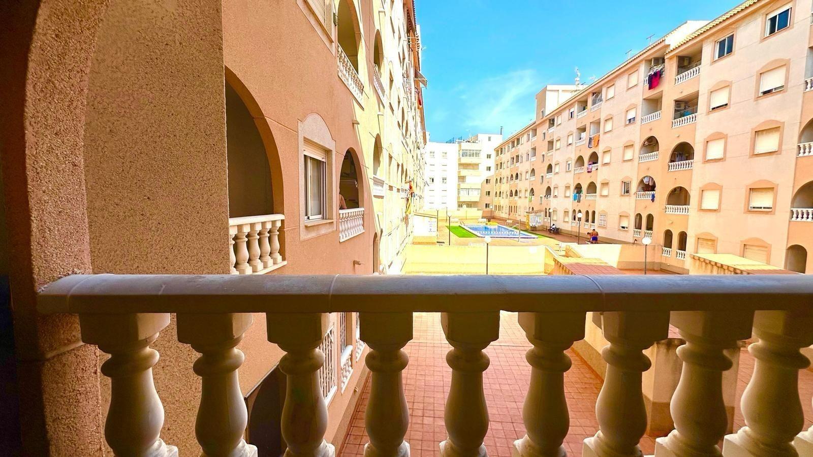 APATRAMENTO EN EL CENTRO DE TORREVIEJA CON PISCINA Y GARAJE INCLUIDO. 2 DORM. 1 BAÑO. SPEEL EEN 700 METRO.