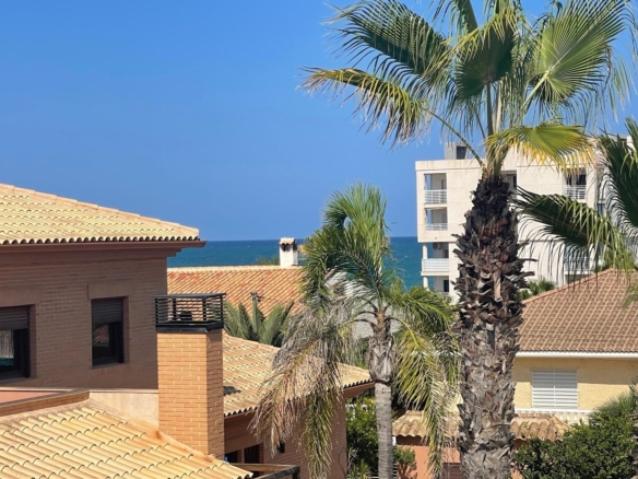 VILLA PAREADA CON VISTAS AL MAR Y A 200 METROS DE PLAYA! ZONA TORRE LA MATA. 5 DORM. 3 BAÑOS. PISCINA PRIVADA.
