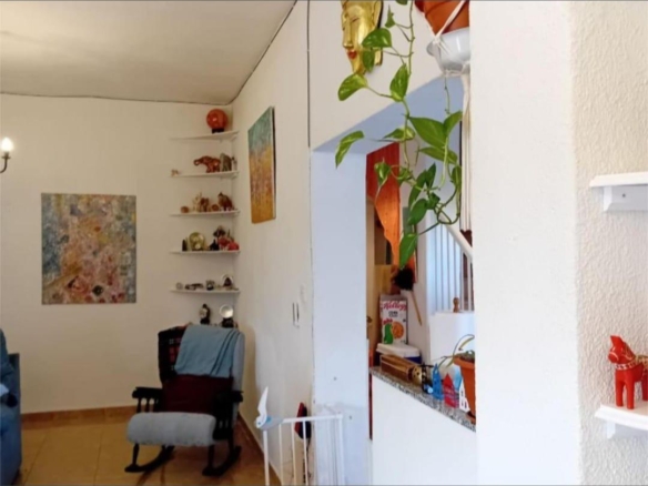 BONITA CASA ADOSADA EN ALMORADÍ: 4 HAB, 2 BAÑOS
