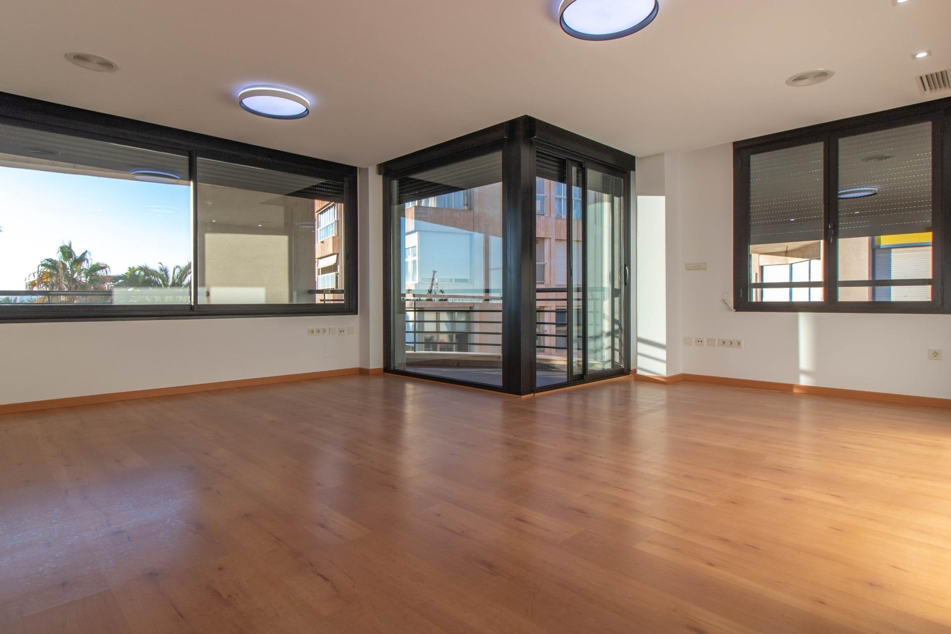 AMPLISIMO APARTAMENTO EN PRIMERA LINEA – PUERTO DE TORREVIEJA : 3 HAB, 2 BAÑOS, GARAJE Y TRASTERO