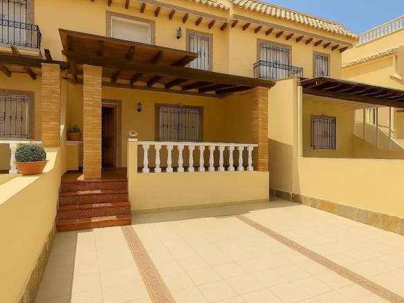 ADOSADO EN PLAYA FLAMENCA CON JARDIN Y PISCINA COMUNITARIA. 2 DORM. 2 BAÑOS. PARKING. 2 TERRAZAS GRANDES.
