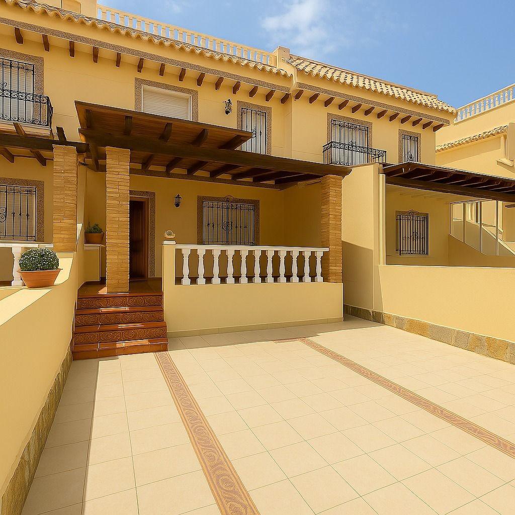 ADOSADO EN PLAYA FLAMENCA CON JARDIN Y PISCINA COMUNITARIA. 2 DORM. 2 BAÑOS. PARKING. 2 TERRAZAS GRANDES.