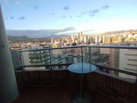 Bonito apartamento con vistas al mar y a la montaña, amueblado y equipado.