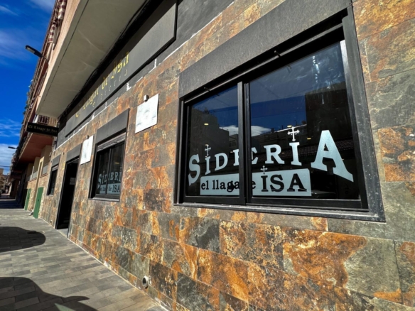 LOCAL COMERCIAL CON SUPERFICIE DE 780 M2. SEGUNDA LINEA DE PLAYA. 70 METROS DEL MAR.