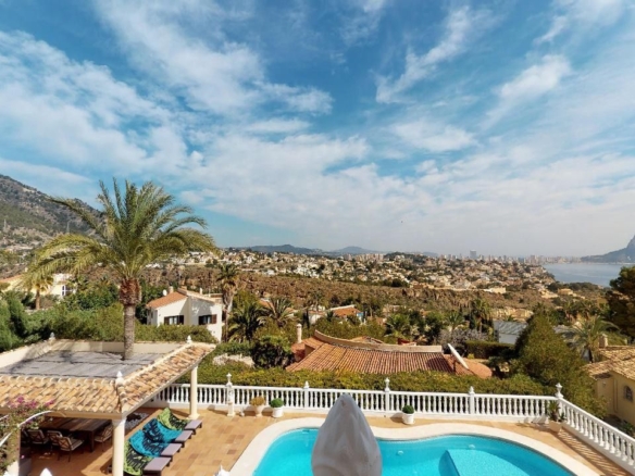 EXCLUSIVE VILLA FOR SALE IN CALPE WITH MARVELLOUS SEA VIEWS