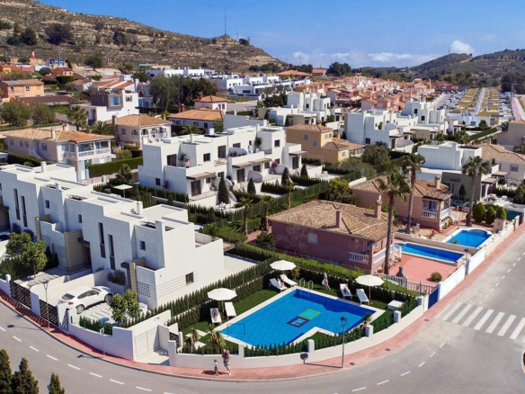 New independent, semi-detached and semi-detached homes in Busot, Alicante
