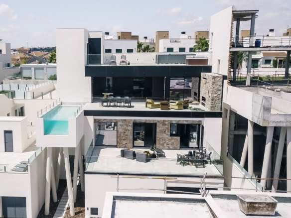 Design villa with a total area of ​​250 square meters with views of Guardamar and the sea.