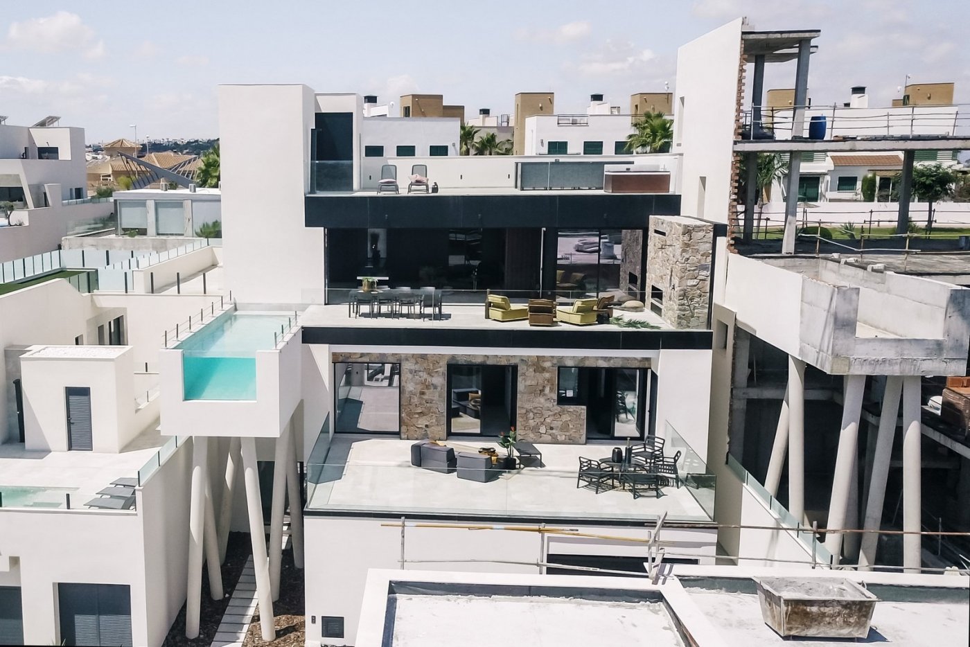 Design villa met een totale oppervlakte van 250 vierkante meter met uitzicht op Guardamar en de zee.