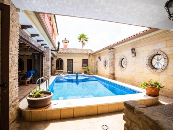 LARGE HOUSE WITH COMMERCIAL PREMISES IN SAN MIGUEL DE SALINAS